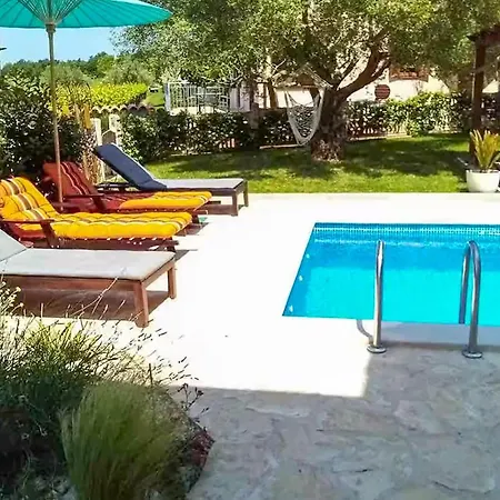 Traumhaftes Haus In Mit Privatem Swimmingpool, Der Sowohl Drinnen Als *