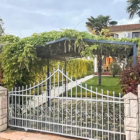 Traumhaftes Haus In Mit Privatem Swimmingpool, Der Sowohl Drinnen Als *