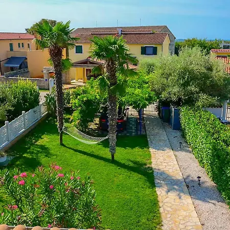 Ferienhaus Traumhaftes Haus In Mit Privatem Swimmingpool, Der Sowohl Drinnen Als